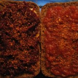 Tuunatut paahtoruispalat: voita, punajuuriraastetta ja tomaattimurskaa mausteilla