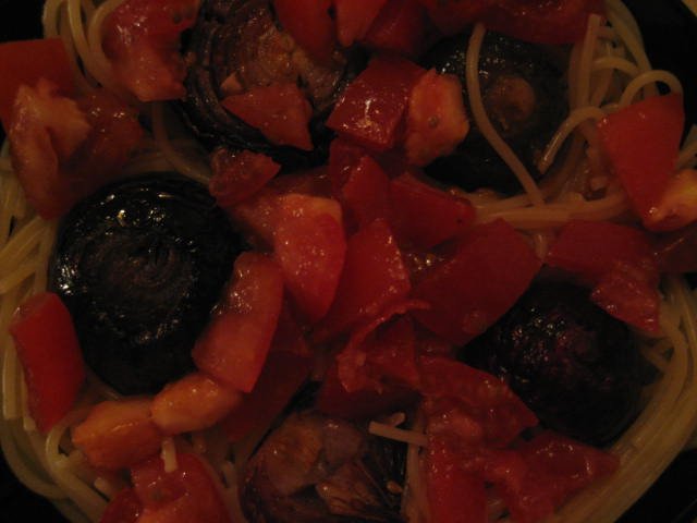 Spagettia uunissa voissa kypsytetyillä punasipuleilla ja tuoreilla tomaateilla