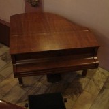 Velvetin alakerran piano.