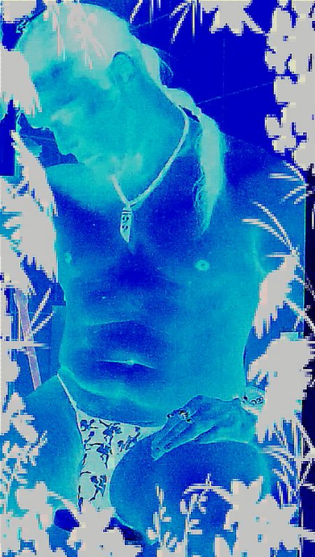 Monarchy moment of urban ApeFutures,filmed hanging in the solitary,with tiles&plastic,on the concrete jungles throne.Stone sour touch of nature,for digi-ages restricted rainforest areas they are reason to be blue,as much as negative effect of a manho