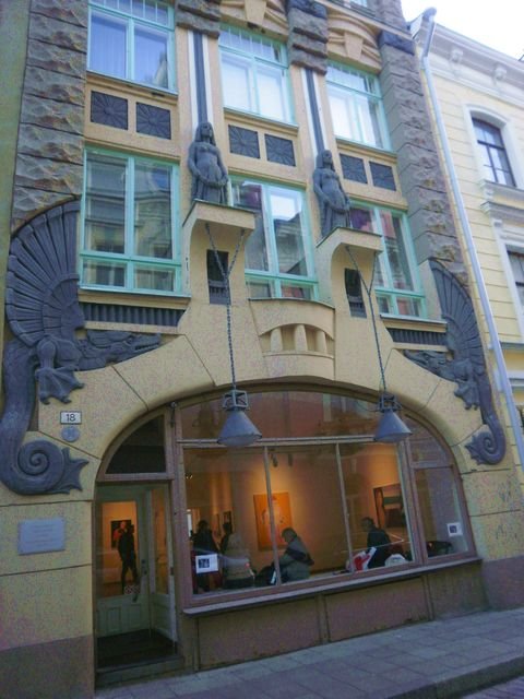 Rakastan Art Decoa. Tässä talo Tallinnasta. Vai Gotham Citystäkö?