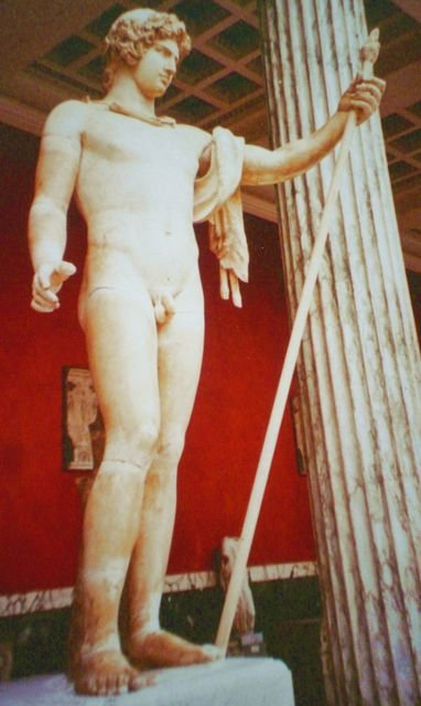 Loistokeisari Hadrianuksen ainut heikkous oli puppelipoika, tässä Köpiksessä