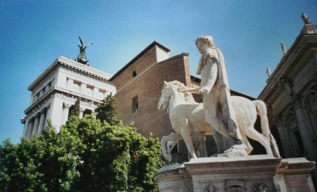 Rooma. Dioskuurien patsaat ovat alkuperäisiä