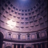 Pantheon, ainut ehtana säilynyt muinais-Rooman suurrakennus. Kupu betonia, halkaisija 44 m