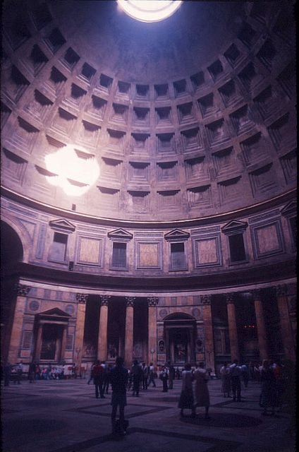 Pantheon, ainut ehtana säilynyt muinais-Rooman suurrakennus. Kupu betonia, halkaisija 44 m