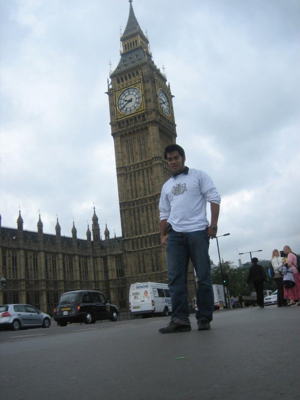 Big Ben London, Small Jani from Helsinki.. kamera itselaukausulla maasta :)