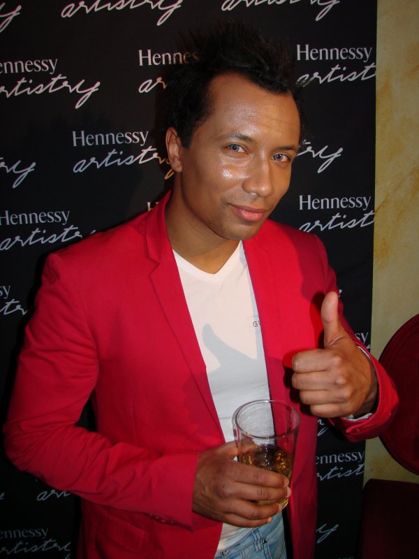 Hennessy Artistry 8.4. Tidjan Ba pukeutui pinkkiin auringon kunniaksi. Kaikkia Suomen kolmea aurinkoista päivää kannattaakin juhlistaa.