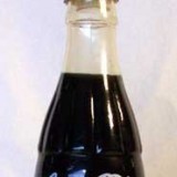 Coca Cola pullo joka on 21.6cm pitkä ja 6.4cm paksu