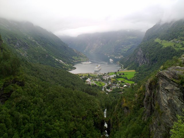 Geirangerfjord: Kuvattu näköalatasanteelta. Kuvan oikeassa laidassa kallionreunalla se paikka mihin pääsee saamaan tuntua korkeudesta:)