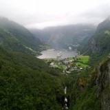 Geirangerfjord: Kuvattu näköalatasanteelta. Kuvan oikeassa laidassa kallionreunalla se paikka mihin pääsee saamaan tuntua korkeudesta:)