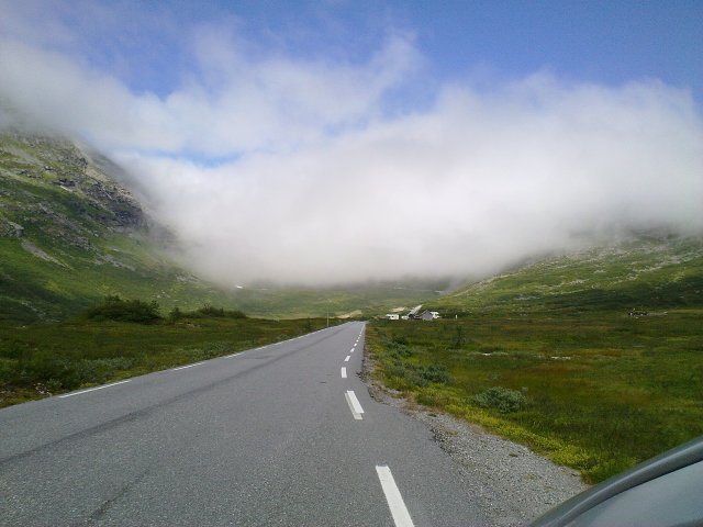 Trollstigen serpentiinitie lähestyy ja pilvet roikkuu tiessä eli melko korkealla ollaan :)