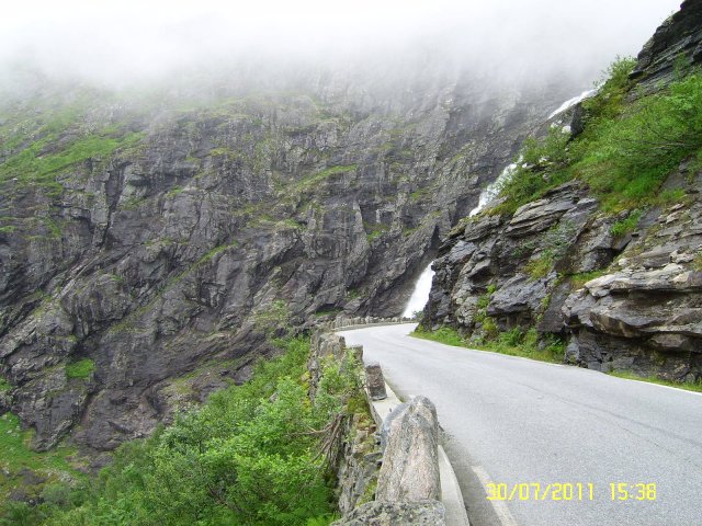 Trollstigen ja mutkan takaa näkyy Stigfoss vesiputous, -niin ja tultiin pilvien alapuolelle. Mutkan takaa tiukka vasen ja alas:)