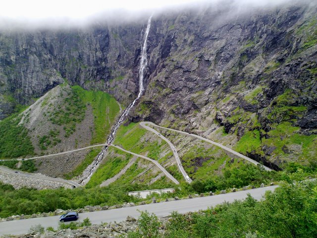 Trollstigen ( Peikontikkaat ). Merkille pantavaa, tien suorilla osuuksilla pelkät reunakivet ;)