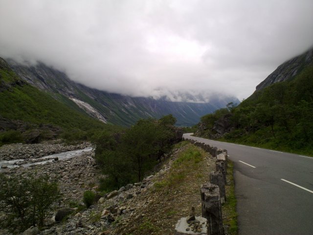 Laaksossa: Niin tää on tie 63 paikka Trollstigen ja suunta kohti Trollveggen E 136 tiellä :)