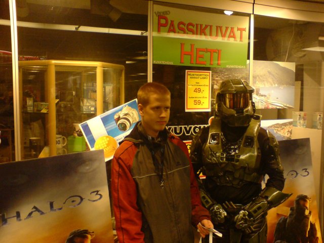 Halo 3 julkaisutapahtuma. First come first serve periaatteella ja eka olin minä