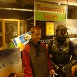 Halo 3 julkaisutapahtuma. First come first serve periaatteella ja eka olin minä