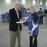 ITF:n presidentti kävi signaamassa kirjan ja kehumassa matsini MM-kisoissa. Pyongyangin lentokentällä Pohjois-Koreassa siis hengaillaan tässä.