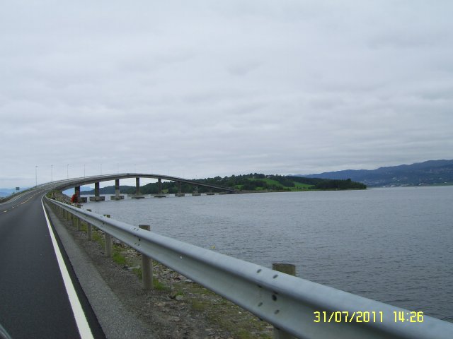 Fannefjorden; silta & syvälle syöksyvä tunneli vuonon ali, kostee ja hämärä tunneli yksi tunneliputki liikenne kupaankin suuntaan ei törmäys esteitä kaist.vällä:)