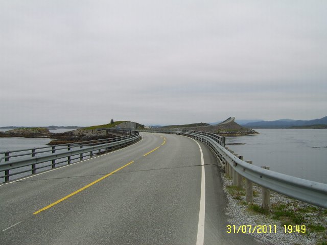 Atlanttitie reilut 8 km pitkä tie jossa komea merinäköala, vielä jos kirkas- sää :)D