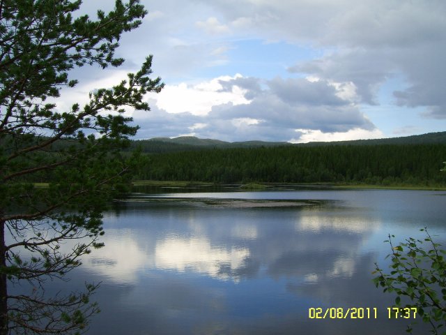 Vanhan uittopadon äärellä tie E14 Trondjeimista - Åreen / Östersund ja tässä ollaan  Ruotsinrajankin tuntumassa, 4 km rajalle näytti GPS