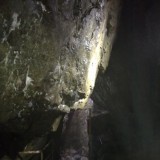 Hoverbergin luolassa, ja laskeudutaan portaita syvälle kallion sisään