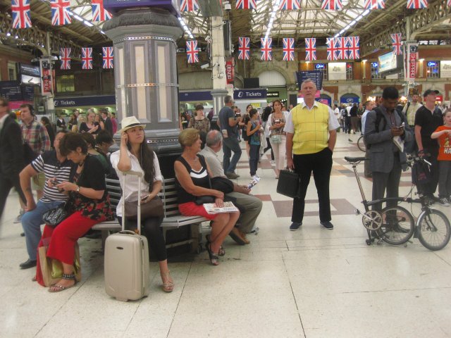 *victoriaStation* ..matkalla Gatwick-London( in Lancaster gate tubestation ;) underground.