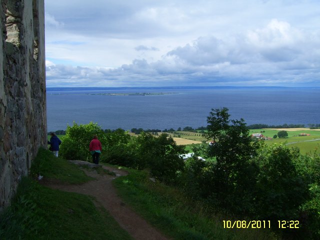Näkymä yli Vätternjärven, järven keskellä näkyy vähän Visingsön pohjoispäätä (saari) ja sen jälkeen järven vastaranta