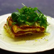 KATU kahvila tarjoaa perinteistä kotiruokaa, kuten lasagnea. Kuva: KATU kahvila.