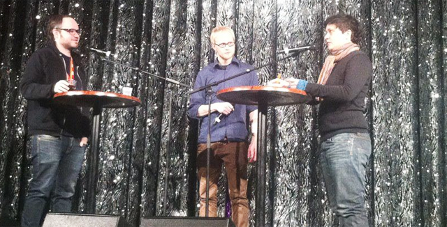 Virgin Oilissa järjestetyn Suuren väittelyillan lavalle Pekka Vahvasen (keskellä) lämpimään syleilyyn nousivat muun muassa Tuomas Enbuske ja Silvia Modig.