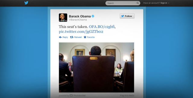 Tässä oikea Obama istumassa oikeassa tuolissa.