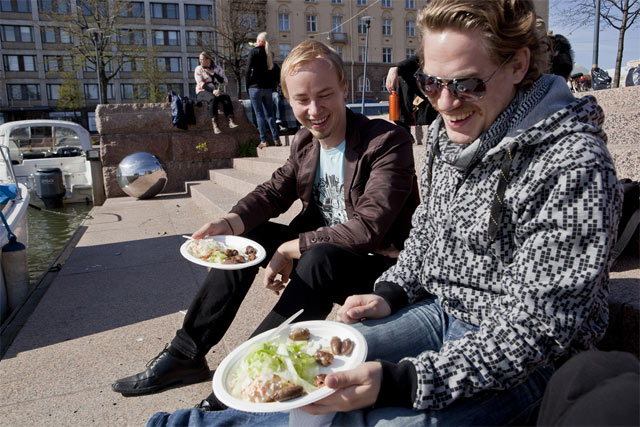 Tero Kemppi (vas) ja Timo Rekunen uskaltautuivat maistamaan Suuren Johtajan Sydämiä, eli konjakkimarinoituja ankansydämiä. 