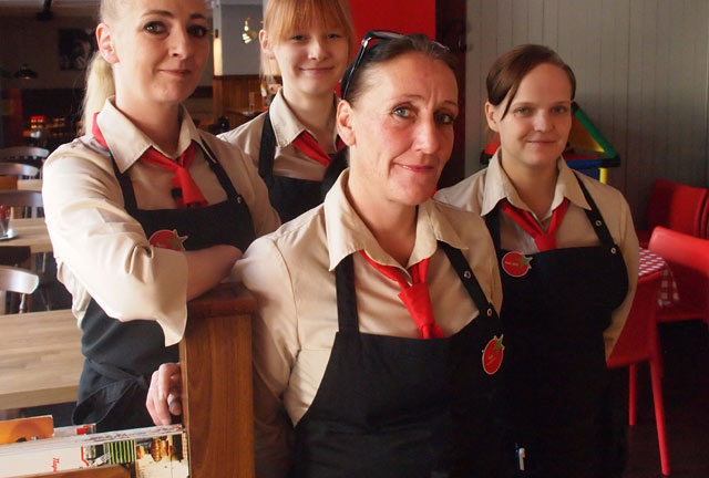 Martinan ravintolapäällikkö Marjo Mäkelä (1. vasemmalta) kertoo ravintolan uuden moton olevan 