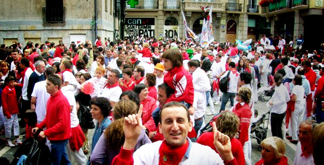 Härkäjuoksu on Pamplonan festivaalin päätapahtuma, mutta ohjelmaan kuuluu paljon erilaisia juhlallisuuksia. Punainen huivi toimii virallisena festariasusteena.