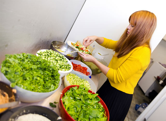 Raakaravintoa tarjoavan Seitsemäs taivas -ravintolan keittiössä valmistui viime marraskuussa Salla Lehtisen käsissä muun muassa raaka-wrap.