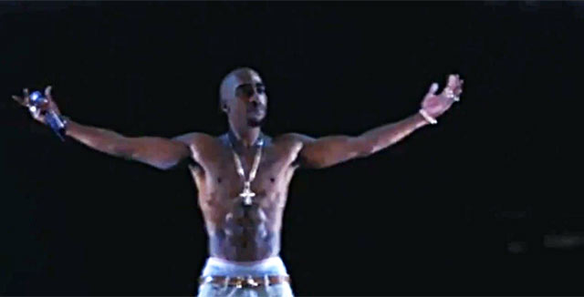 Tupac nousi lavalle 16 vuotta murhansa jälkeen.
