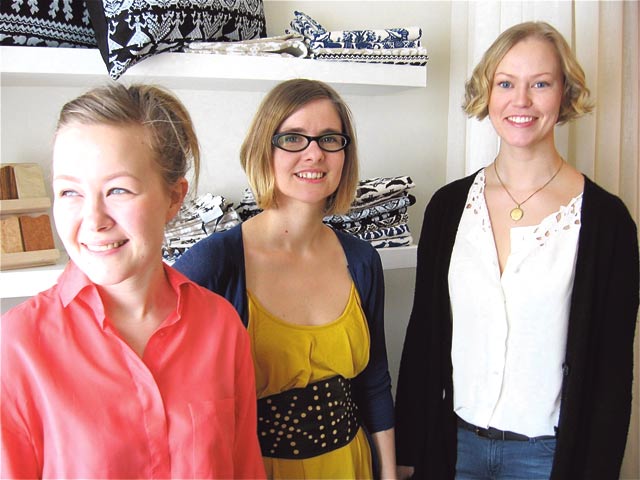 Jonna (vas.), Anu ja Melli myyvät yhteisessä liiketilassaan ekologisia tuotteita.