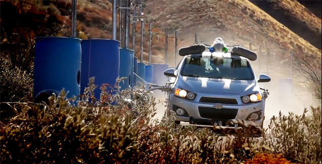 OK Go:n musavideolla auto luo rytmin muun muassa tynnyreiden avulla.