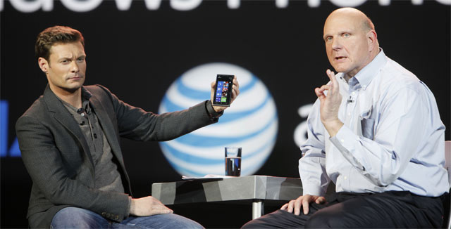 Ryan Seacrest ja Microsoftin johtaja Steve Ballmer myhäilivät tyytyväisenä Nokian Lumia 900:n äärellä.