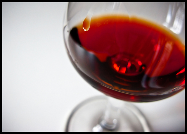 Viinilasi ruokailun yhteydessä tuskin kannustaa nuoria dokaamaan.