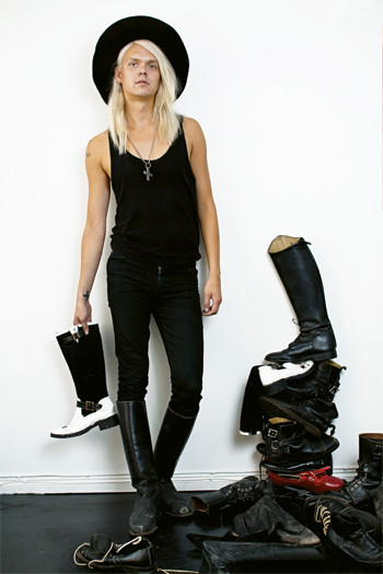 Antti Asplundin uusi mallisto on saanut ideansa naisten kengistä.