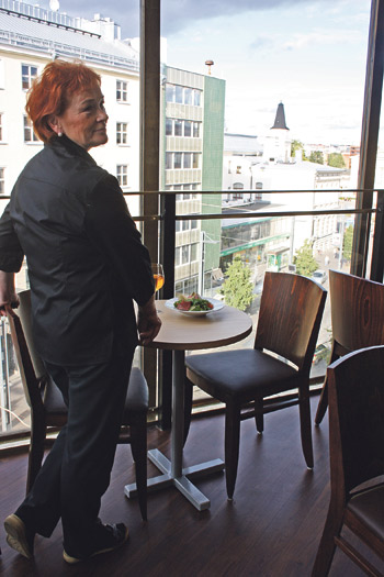 Pirjo Kestilä ihailee uudistuneesta Sokos Cafésta Tamperen keskustaan avautuvia näkymiä.