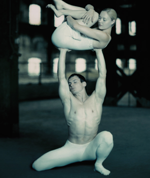 Paikalliset Slava Volkov ja Pauliina Räsänen ovat hakeneet kannuksensa Cirque Du Soleilin esityksistä.