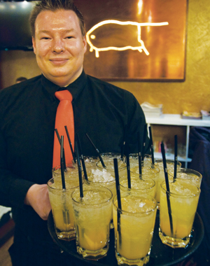 ”Drinkkejä juodaan enemmän kuin kahdeksan vuotta sitten”, sanoo ravintoloitsija Antti Suhonen.