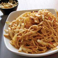 Wrong Noodle Barin annoksia voi vielä itse maustaa lisää joko sweet chili- tai teriyakikastikkeella.