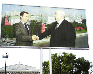 Venäjän presidentti Dmitri Medvedev ja Transnistrian presidentti Igor Smirnov ovat hyvää pataa, ainakin julisteessa.