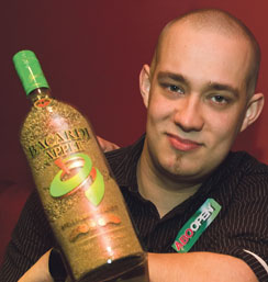 Viisi vuotta baarimikkona työskennellyt Joonas Kauhanen voitti ensimmäisen drinkkikisan johon otti osaa.
