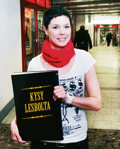 Helsinki Priden projektityöntekijä Anne-Mari vastasi lesboja koskeviin  kysymyksiin.
