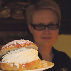 Bisketin yrittäjä Johanna Meriläinen myy päivän aikana 500 laskiaispullaa.