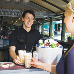 Ravintolapäällikkö Otto Salonen tarjoilee kahvia ja kesän erikoisuutta, tölkkiviiniä.