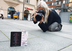 Näin graafikko ja valokuvaaja Kari Lahtinen loi Ismo Alangon Pulu-levyn kannen. Nyt katukivetys on jo vaihtunut laatoitukseen, eikä pakkaslukemakaan ole sama -25 astetta kuin kansipulua kuvattaessa.